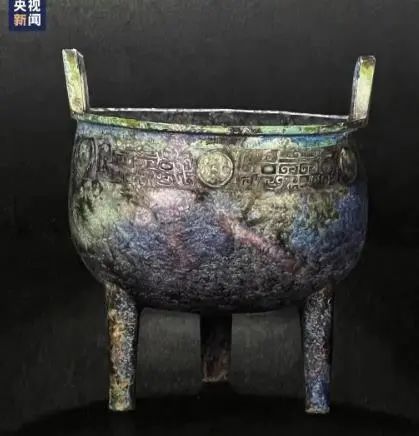 青銅器を刺繍で立体的に「描きあげる」スゴ技！