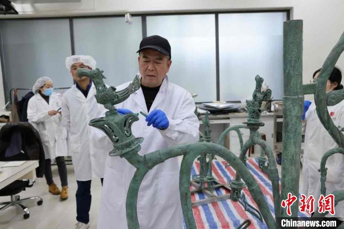 青銅神樹のレプリカ制作の様子（写真提供・三星堆博物館）。