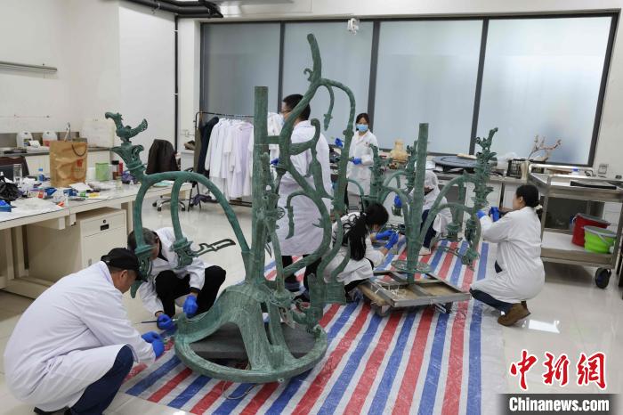 青銅神樹のレプリカ制作の様子（写真提供・三星堆博物館）。